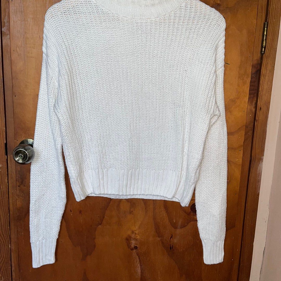 H&M White Mock Neck Sweater (Category: Coats, Jackets and Outerwear) located in Baguio. Submitted by basicthriftbaguio (Listing ID 1406230582, Image 3). Description: h&m divided knitted sweater 🤍 perf for ber months!! no flaws, needs wash only sa neck area medium on tag ₱280.
