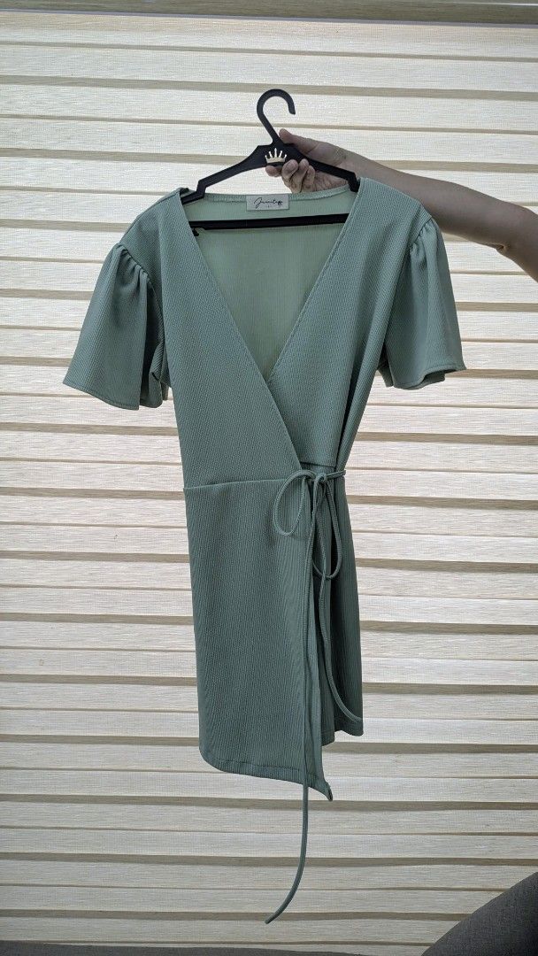 Juanita Wrap Dress - L (Category: Dresses) located in Muntinlupa City. Submitted by lsfinds (Listing ID 1406230021, Image 2). Description: - Juanita mint green wrap dress - Size L - V-neckline - Short, flutter sleeves - Tie closure at waist - Ribbed texture.