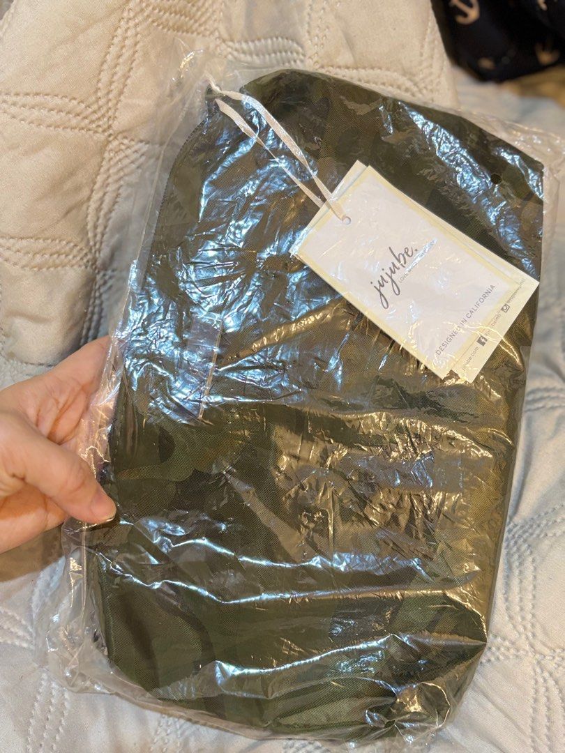 JuJuBe Bag be quick camo green with straps (Category: Diaper Bags & Wetbags) located in Manila. Submitted by chandleria (Listing ID 1406235404, Image 1). Description: - Brand new JuJuBe bag - Still in original packaging - Green color - Tag still attached - Great for everyday use.