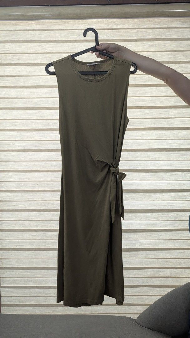 Mango Sleeveless Olive Green Dress (Category: Dresses) located in Muntinlupa City. Submitted by lsfinds (Listing ID 1406232351, Image 1). Description: - Mango olive green sleeveless midi dress - Features a stylish tie detail - Size: M - Made from soft, flowing fabric - Perfect for various occasions.