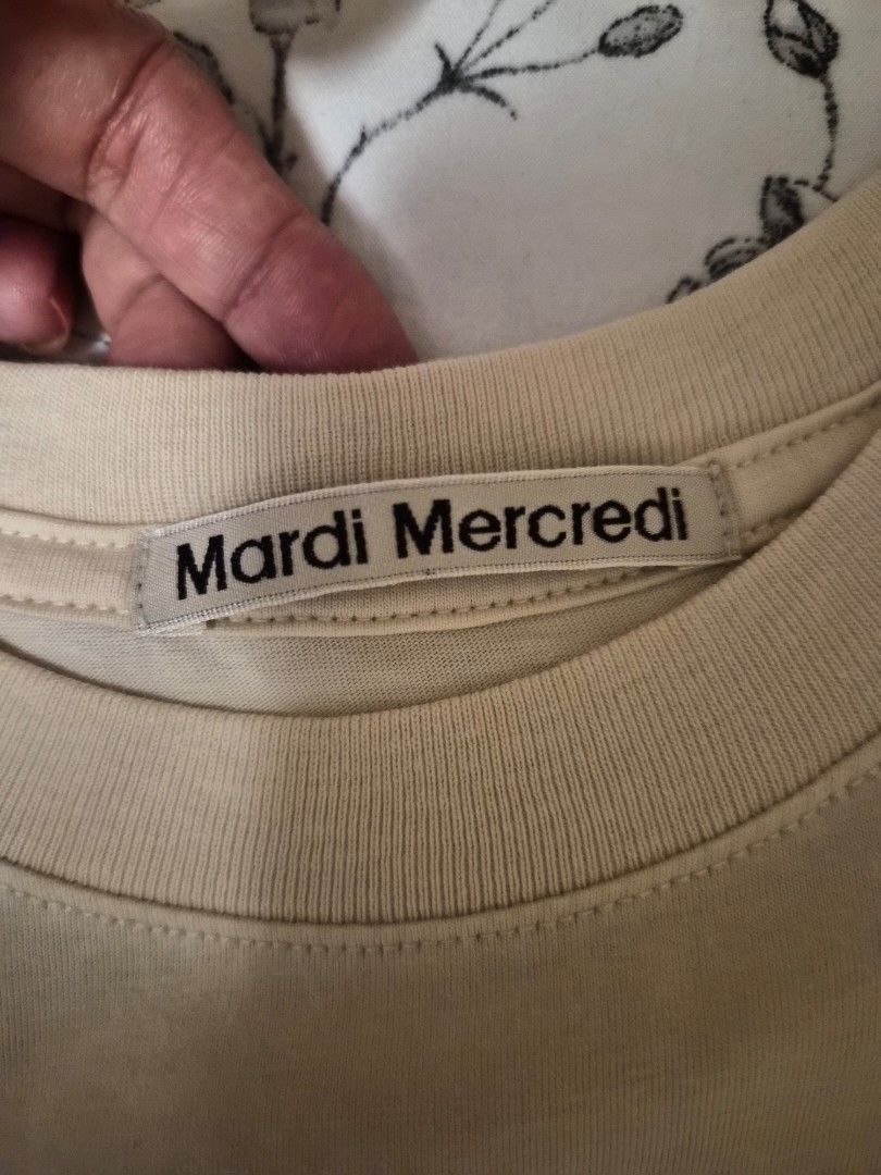 MARDI MERCREDI TSHIRT DU MERCREDI (Category: Shirts) located in San Fernando. Submitted by ms.mlscloset (Listing ID 1406240761, Image 3). Description: •100% authentic or moneyback guarantee if proven fake •New Released •Purchased from Mardi Mercredi Store in South Korea •Size: One Size (fits upto Large frame) •Color: Butter Deep Pink •Worn once only •No damage or issue.