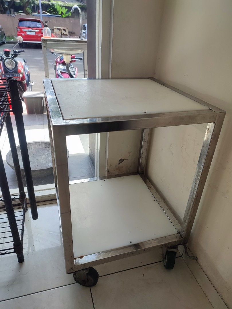 Meja stainless roda, Perabotan Rumah di Carousell