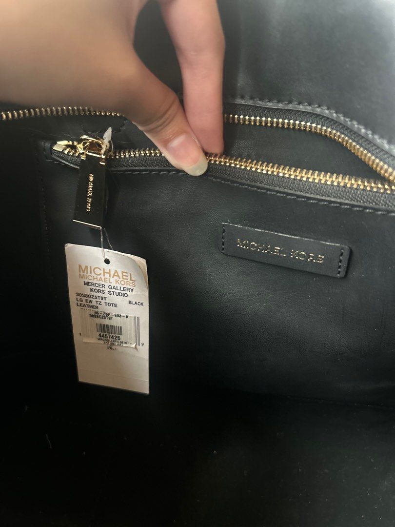 Michael Kors Mercer Gallery Tote Bag (Category: Luxury Bags & Wallets) located in Paranaque City. Submitted by littlebitsofj9 (Listing ID 1406202341, Image 3). Description: Black Michael Kors Mercer Gallery tote bag MOP: Cash, BPI, BDO, GCash.