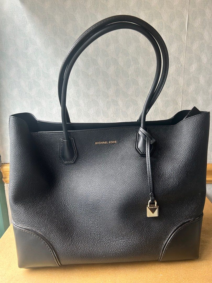 Michael Kors Mercer Gallery Tote Bag (Category: Luxury Bags & Wallets) located in Paranaque City. Submitted by littlebitsofj9 (Listing ID 1406202341, Image 1). Description: Black Michael Kors Mercer Gallery tote bag MOP: Cash, BPI, BDO, GCash.