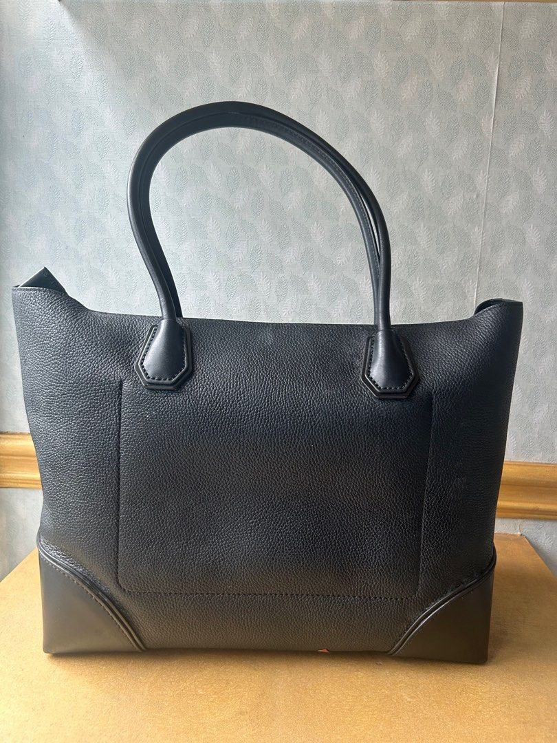 Michael Kors Mercer Gallery Tote Bag (Category: Luxury Bags & Wallets) located in Paranaque City. Submitted by littlebitsofj9 (Listing ID 1406202341, Image 2). Description: Black Michael Kors Mercer Gallery tote bag MOP: Cash, BPI, BDO, GCash.