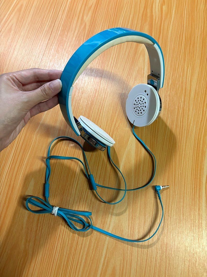 Miniso Compact Headphones Wired (Category: Headphones & Headsets) located in Valenzuela. Submitted by caulfieldscollection (Listing ID 1406236545, Image 2). Description: Brought from Miniso Compact design for portability Adjustable and foldable Has a pause and play button Works just fine, no sound issues Just needs replacement earpads No damages on the outside RFS: Decluttering unused items DM me if interested. .