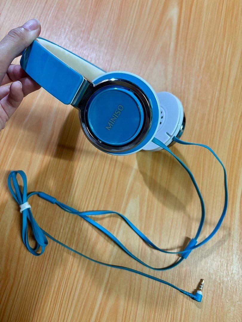 Miniso Compact Headphones Wired (Category: Headphones & Headsets) located in Valenzuela. Submitted by caulfieldscollection (Listing ID 1406236545, Image 3). Description: Brought from Miniso Compact design for portability Adjustable and foldable Has a pause and play button Works just fine, no sound issues Just needs replacement earpads No damages on the outside RFS: Decluttering unused items DM me if interested. .