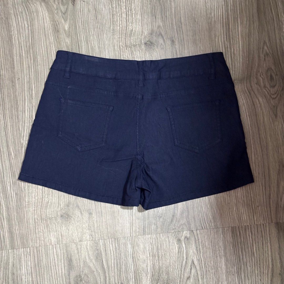 Navy Blue Denim Shorts Size 31 (Category: Shorts) located in Valenzuela. Submitted by choppersells (Listing ID 1406205629, Image 2). Description: 💙 Navy Blue Denim-Style Shorts Features a classic 5-pocket design with front and back pockets, silver stud embellishments on the front pockets, and a button and zipper closure. Made from a comfortable, slightly stretchy fabric in a deep navy color. 📏 Size: Fits Small to Medium 🛍️ Bought in Hong Kong 