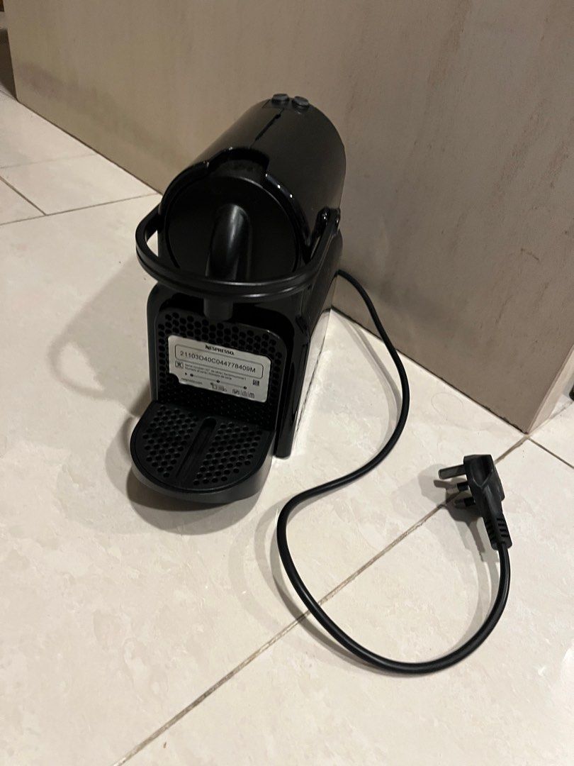 Nespresso Machine (Category: Coffee Machines & Makers) located in Singapore. Submitted by ohnoyoudidnt (Listing ID 1406282979, Image 1). Description: Please descale before use.
