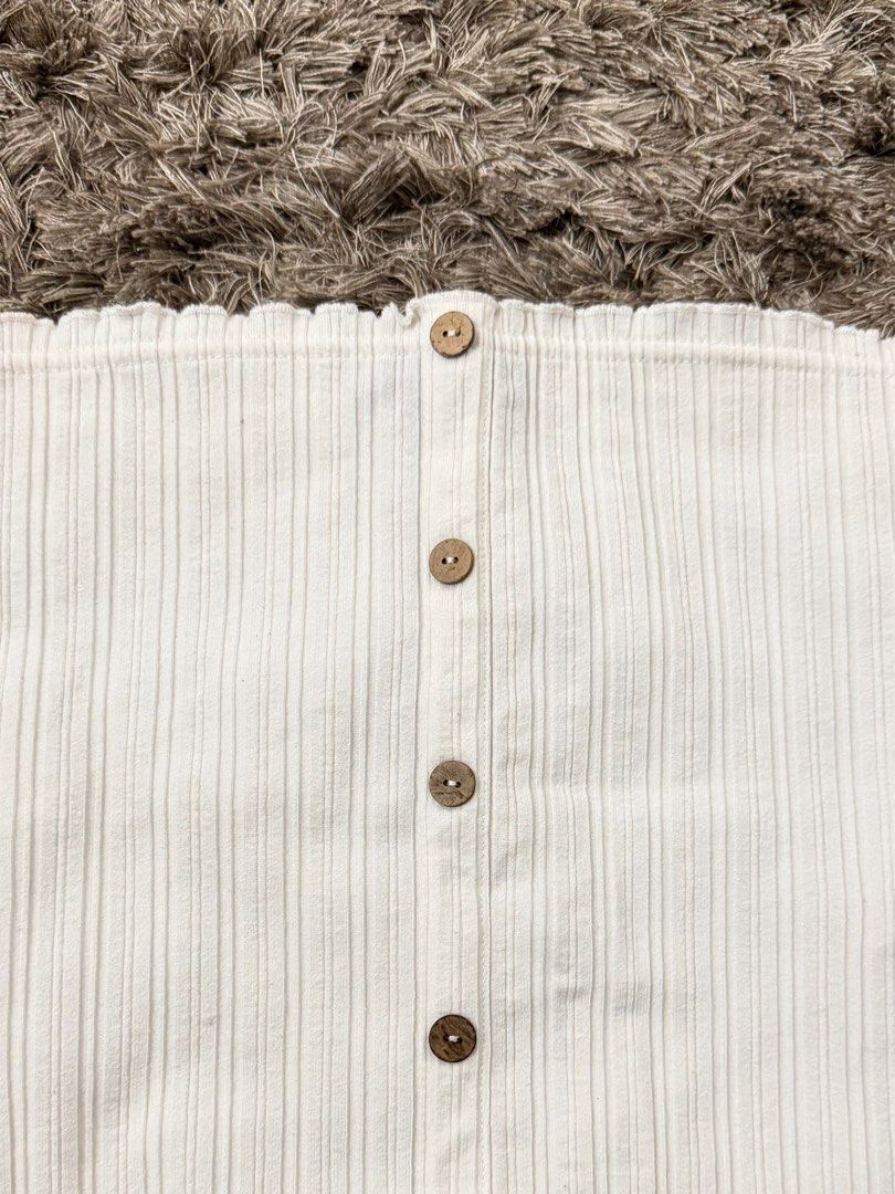 New Look White Tube Top (Category: Sleeveless) located in Manila. Submitted by declutternclutter (Listing ID 1406198989, Image 1). Description: New Look brand Color: White - garterized and stretchable - size SMALL, can fit up to MEDIUM - worn once Color may vary due to lighting and background. .