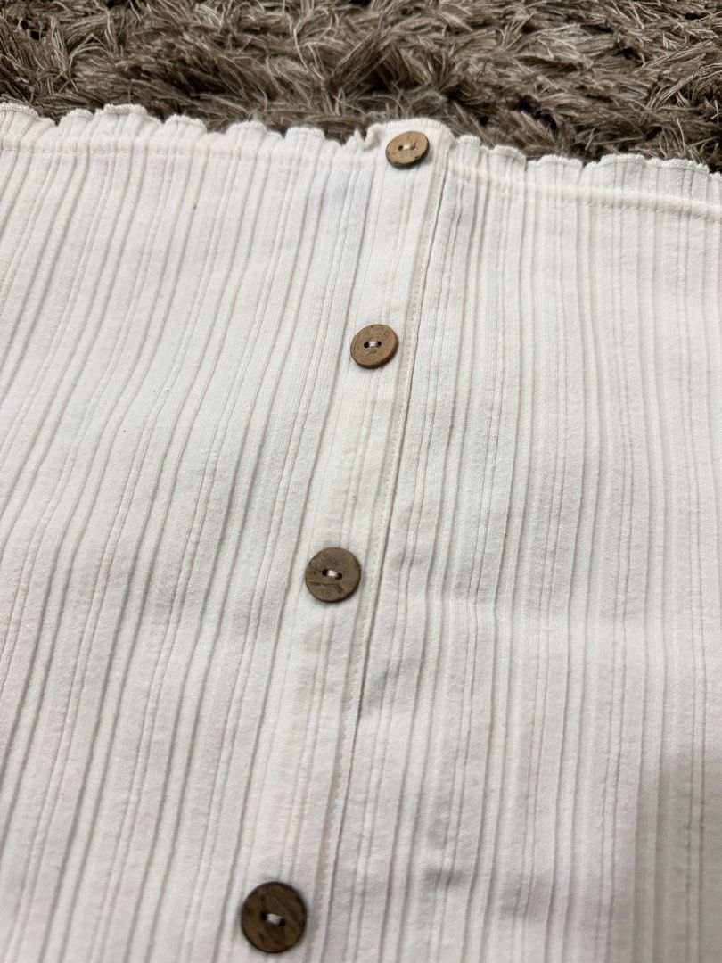 New Look White Tube Top (Category: Sleeveless) located in Manila. Submitted by declutternclutter (Listing ID 1406198989, Image 3). Description: New Look brand Color: White - garterized and stretchable - size SMALL, can fit up to MEDIUM - worn once Color may vary due to lighting and background. .