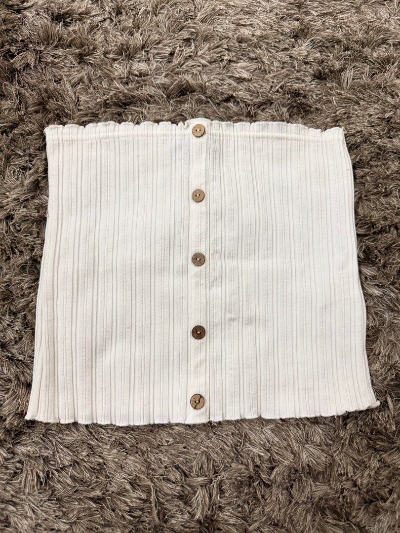 New Look White Tube Top (Category: Sleeveless) located in Manila. Submitted by declutternclutter (Listing ID 1406198989, Image 2). Description: New Look brand Color: White - garterized and stretchable - size SMALL, can fit up to MEDIUM - worn once Color may vary due to lighting and background. .
