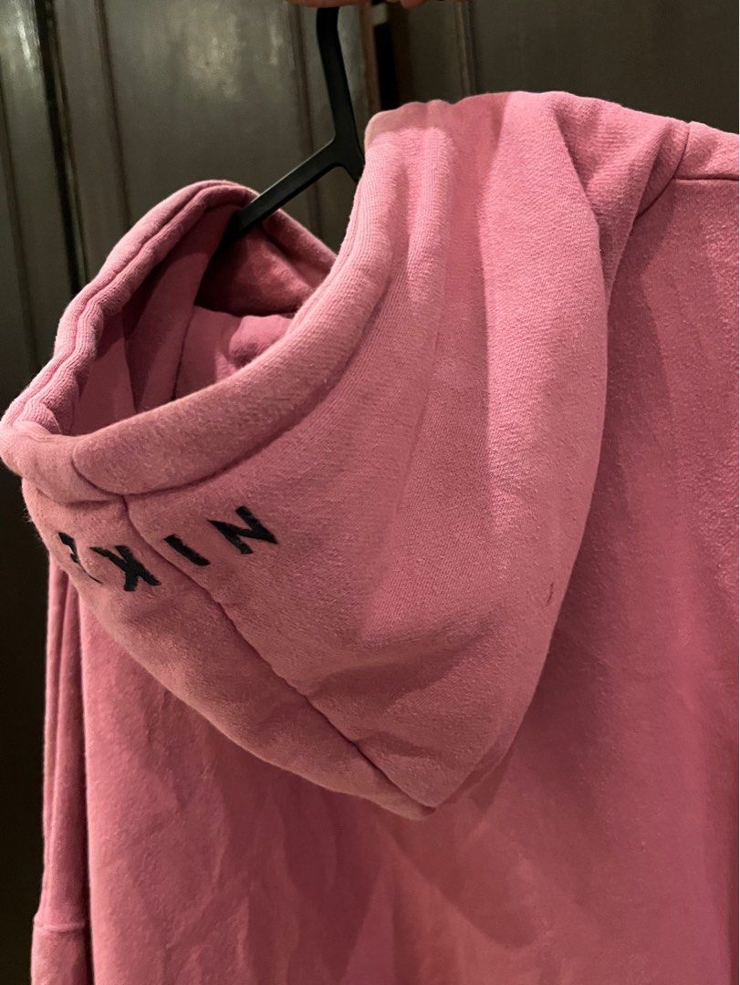 Nike Midswoosh Thick Hoodie (Category: Hoodies) located in Muntinlupa City. Submitted by ThriftTrap (Listing ID 1406231748, Image 2). Description: Ganda bagsak, thick hoodie. No tags, but has embroid in hood. Full dimes: L-XL Length: 26.5’ in Width: 27’ in pit to pit / 22’ in bottom Sleeve Length: 27’ in.