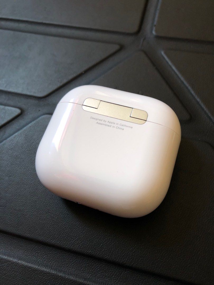 Original Apple AirPods 4 ANC (Category: Earphones) located in Manila. Submitted by crlosryes2.0 (Listing ID 1405037771, Image 3). Description: Apple AirPods 4 ANC - USB-C Cable Cord No issue!.
