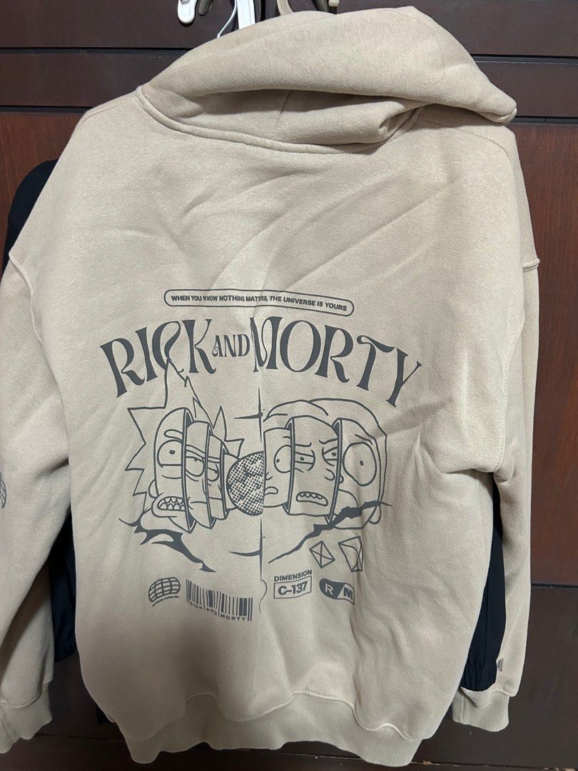 Negotiable: Pull & Bear Rick and Morty Hoodie (Category: Hoodies) located in San Fernando. Submitted by brokekidneedscash (Listing ID 1406184455, Image 2). Description: 📌 used lightly 📌 original from pull & bear 📌 buyer shoulders sf 📌 payment first before shipping 📌 needs ironing.