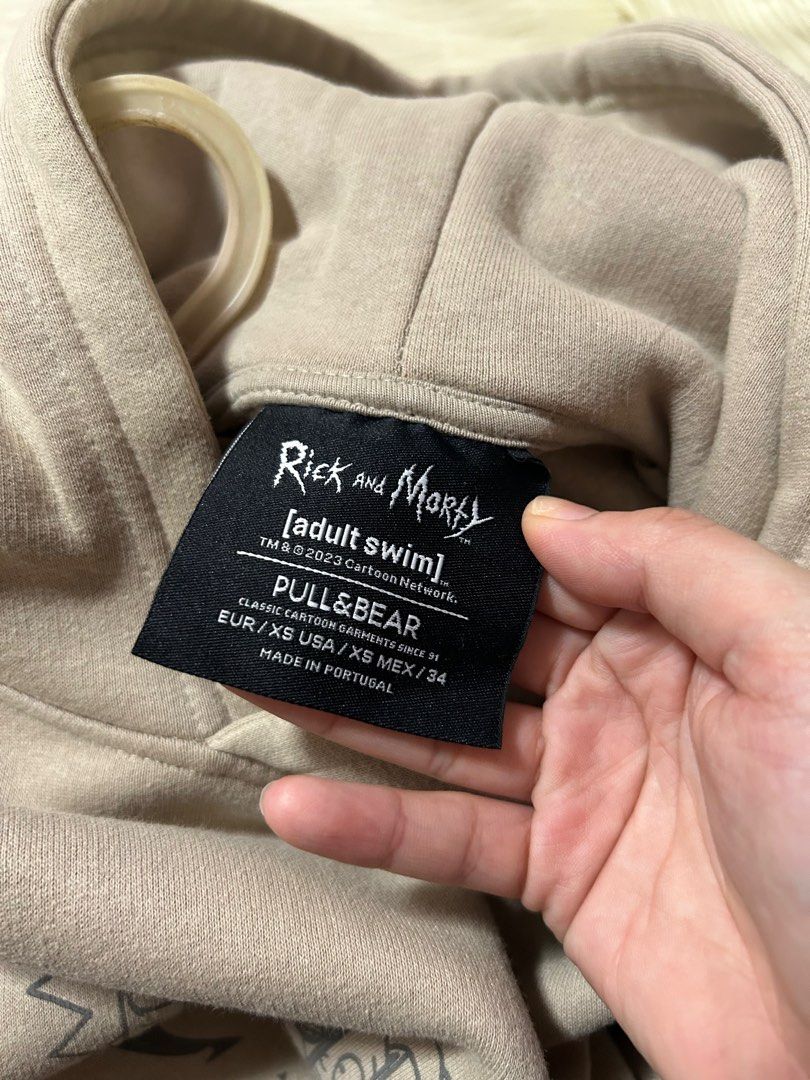 Negotiable: Pull & Bear Rick and Morty Hoodie (Category: Hoodies) located in San Fernando. Submitted by brokekidneedscash (Listing ID 1406184455, Image 3). Description: 📌 used lightly 📌 original from pull & bear 📌 buyer shoulders sf 📌 payment first before shipping 📌 needs ironing.