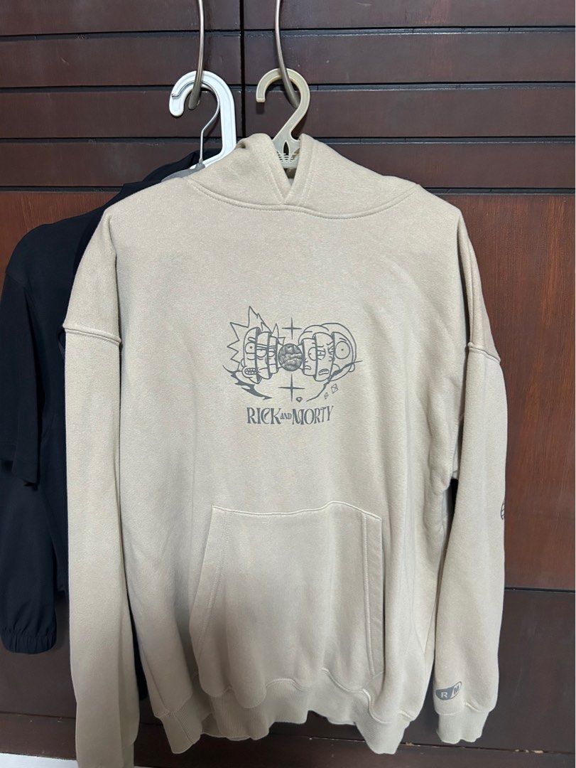 Negotiable: Pull & Bear Rick and Morty Hoodie (Category: Hoodies) located in San Fernando. Submitted by brokekidneedscash (Listing ID 1406184455, Image 1). Description: 📌 used lightly 📌 original from pull & bear 📌 buyer shoulders sf 📌 payment first before shipping 📌 needs ironing.