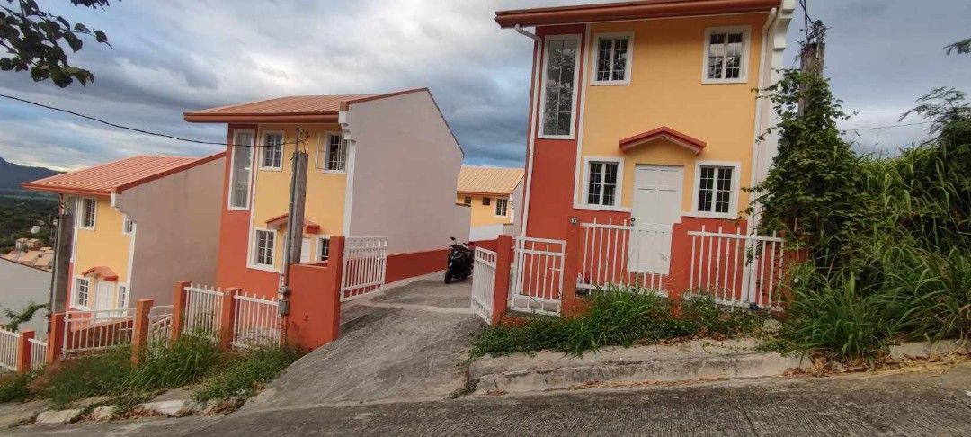 RUSH Pasalo House and Lot (Category: House & Lot) located in Mandaluyong City. Submitted by ramzvszombies143 (Listing ID 1406103456, Image 2). Description: RUSH For SALE / PASALO 🏡 Location: Crystal East Residential Estate, Brgy. Bombongan, Morong Rizal Cash Selling: 3M php (cash basis) 👉🏼DP: 800k php (for Pasalo/Assume Balance negotiable) 👉🏼Monthly 25k php (-)11yrs less remain) 3 Bedrooms 🛌🏼🛌🏼🛌🏼 1 Toilet Bathroom 🚿🚽 Wide Garage 🚘 G