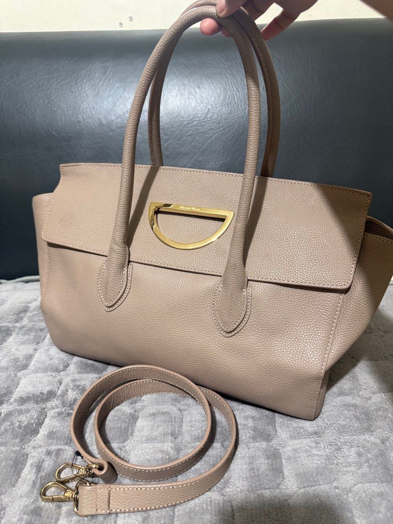 Samantha Thavasa Handbag (Category: Luxury Bags & Wallets) located in Quezon City. Submitted by vianca13 (Listing ID 1406201355, Image 1). Description: Samantha Thavasa shoulder bag with sling two way minimal sign of use.