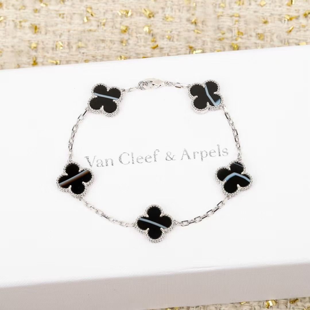 Van Cleef & Arpels Alhambra Bracelet (Category: Bracelets) located in Valenzuela. Submitted by epicforest.cad1e9 (Listing ID 1406167521, Image 1). Description: - Van Cleef & Arpels Alhambra bracelet - Features five clover motifs - Black onyx stones - Silver chain - Classic and timeless design - Secure clasp.