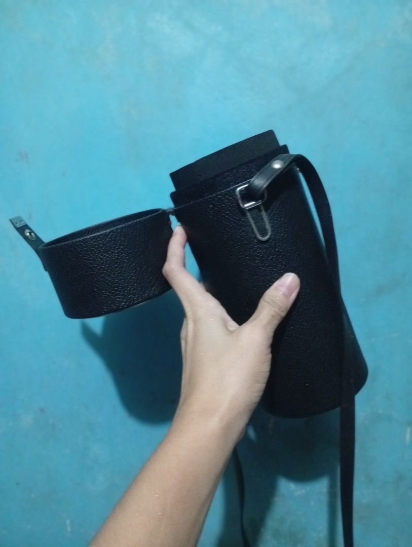 Vintage Hard Camera Lens Case (Category: Camera Bags & Carriers) located in Taguig. Submitted by mgaabubotniligaya (Listing ID 1406099994, Image 3). Description: ❗Japan Surplus Item ❗Preloved but in good condition ❗Needs Cleaning / washing ❗Bawal sa maarte at maselan ❗No return. No exchange. No refund ❗All items as is declared Check out our shop, baka andito hinahanap mo. 🤗 🛒 https://carousell.com/u/mgaabubotniligaya 🛒 https://mgaabubotniligay