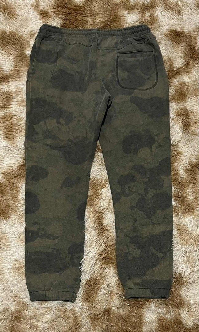 Volcom Camo Sweatpants (Category: Joggers) located in Toledo. Submitted by silverearth.bbc804 (Listing ID 1406147624, Image 3). Description: - Volcom camouflage sweatpants - Size: AUS/US S/76 - Features: - Volcom logo on left leg - Elastic waistband with drawstring - Back pocket.