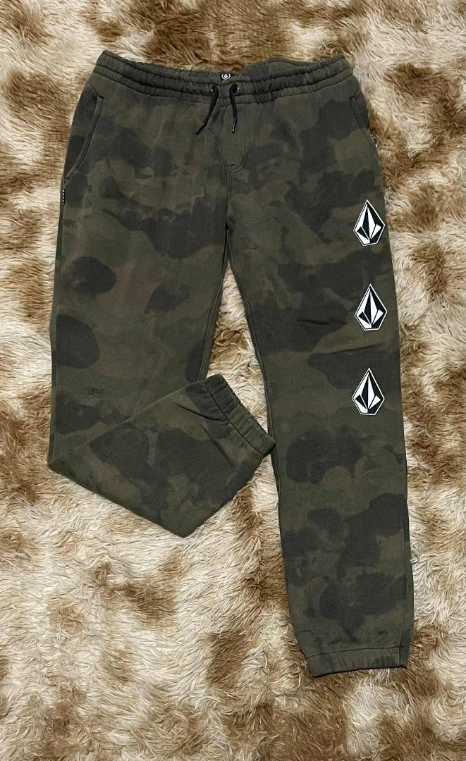Volcom Camo Sweatpants (Category: Joggers) located in Toledo. Submitted by silverearth.bbc804 (Listing ID 1406147624, Image 2). Description: - Volcom camouflage sweatpants - Size: AUS/US S/76 - Features: - Volcom logo on left leg - Elastic waistband with drawstring - Back pocket.