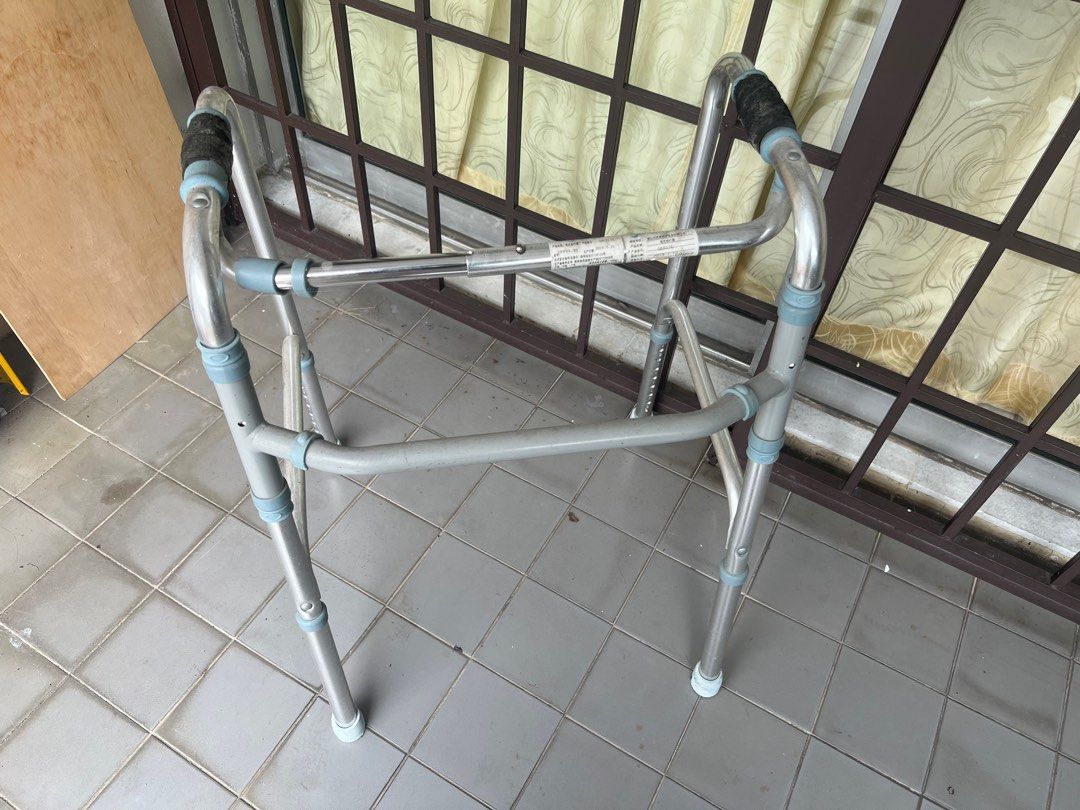 Adjustable Walker (Category: Cardio & Fitness Machines) located in Subang Jaya. Submitted by maggie92. (Listing ID 1406316818, Image 3). Description: Sturdy frame with adjustable height. The grip around handles need to be replaced, otherwise functional frame. Foldable for easy storage and transport. Self pickup Usj 4.