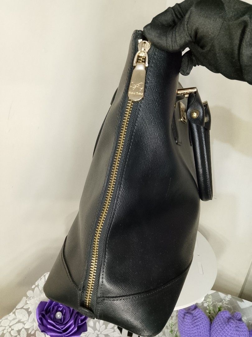BanaBana Black Tote Bag (Category: Luxury Bags & Wallets) located in Caloocan City. Submitted by glamorouspicks (Listing ID 1406293744, Image 3). Description: -Perfect for everyday, office bag or a mommy bag. I have a lot of bags na ganito size kasi I've switched to big and spacious bag kasi mommy na ☺️ Can fit here baby bottles, milk container, thin piece of clothes, towels, wipes and small pouch for powders etc. -Medium size, tamang tama ang si