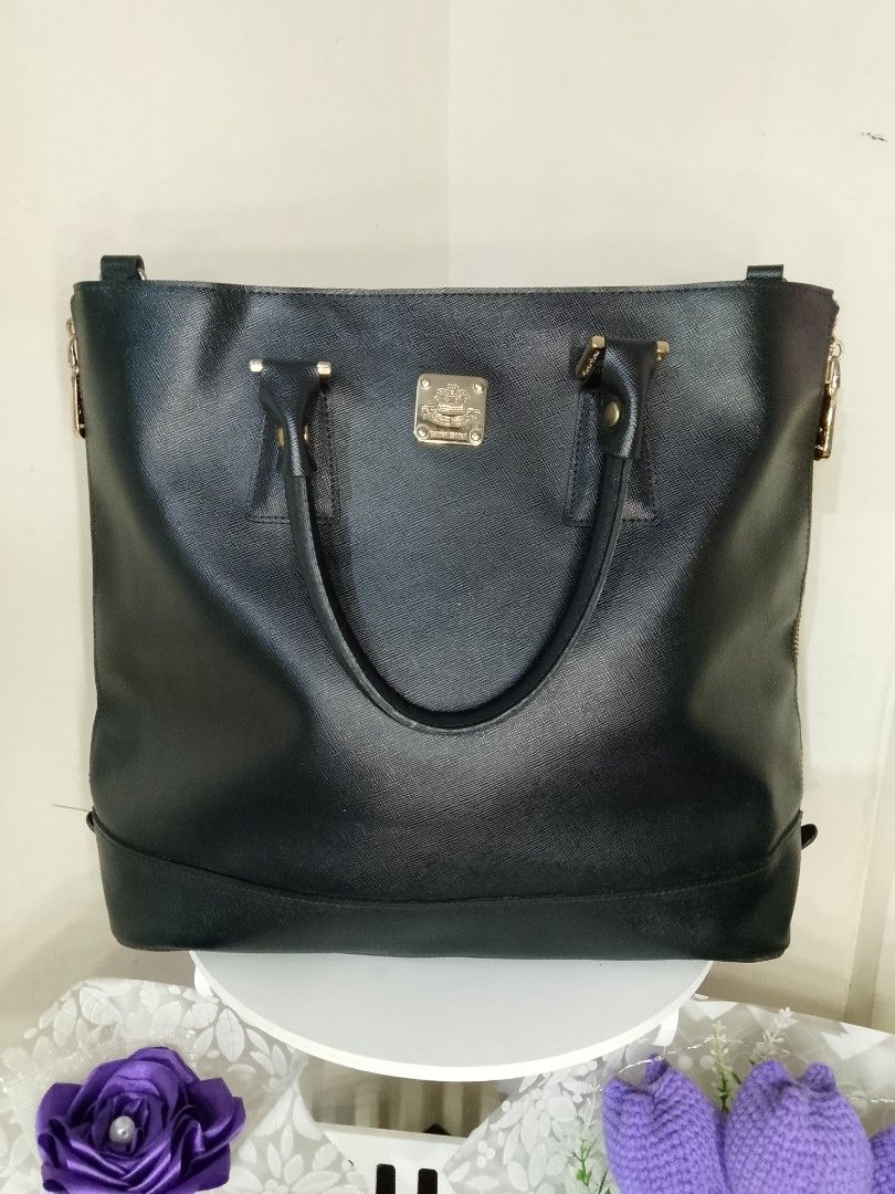 BanaBana Black Tote Bag (Category: Luxury Bags & Wallets) located in Caloocan City. Submitted by glamorouspicks (Listing ID 1406293744, Image 1). Description: -Perfect for everyday, office bag or a mommy bag. I have a lot of bags na ganito size kasi I've switched to big and spacious bag kasi mommy na ☺️ Can fit here baby bottles, milk container, thin piece of clothes, towels, wipes and small pouch for powders etc. -Medium size, tamang tama ang si