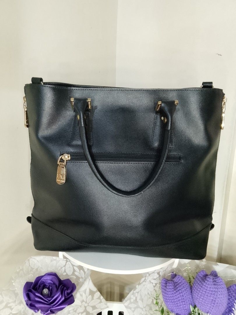 BanaBana Black Tote Bag (Category: Luxury Bags & Wallets) located in Caloocan City. Submitted by glamorouspicks (Listing ID 1406293744, Image 2). Description: -Perfect for everyday, office bag or a mommy bag. I have a lot of bags na ganito size kasi I've switched to big and spacious bag kasi mommy na ☺️ Can fit here baby bottles, milk container, thin piece of clothes, towels, wipes and small pouch for powders etc. -Medium size, tamang tama ang si