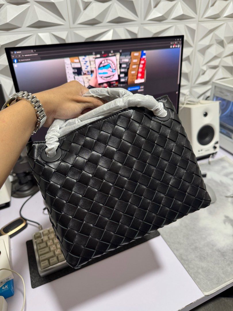 BV Andiamo Small Bag (Category: Luxury Bags & Wallets) located in Manila. Submitted by mssneaks2023 (Listing ID 1406389250, Image 3). Description: 𝑷𝑹𝑬-𝑶𝑹𝑫𝑬𝑹‼️ 𝑬𝑻𝑨: 1-2 𝑾𝑬𝑬𝑲𝑺 𝑨𝑭𝑻𝑬𝑹 𝑸𝑪 BV Andiamo Small Bag - Actual pictures posted. Other colors and designs are available. Available size: SMALL, MEDIUM, LARGE BRAND NEW ‼️ 50% downpayment for pre-order to avoid flaking. DM for inquiries 📩 MONEYBACK IF YOU DONT RECEIVE WHAT YOU 