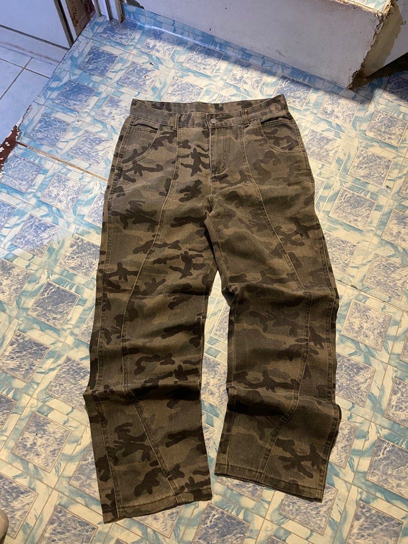 Camouflage carpenter pants (Category: Jeans) located in Navotas City. Submitted by patrickvarg (Listing ID 1406339623, Image 1). Description: Waist 32 Length 41.5 LO 9.