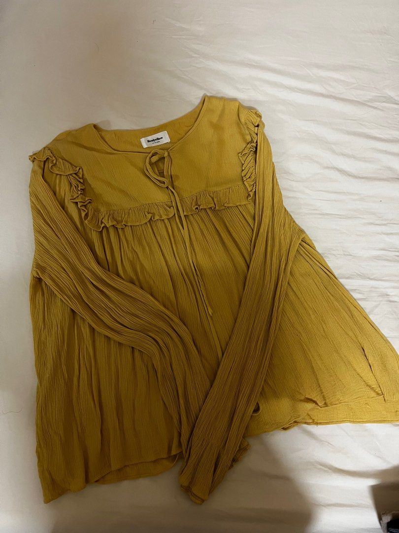 Dolly blouse (Category: Blouses) located in Shah Alam. Submitted by C4t4ley4 (Listing ID 1385648042, Image 1). Description: Free size fit till M.