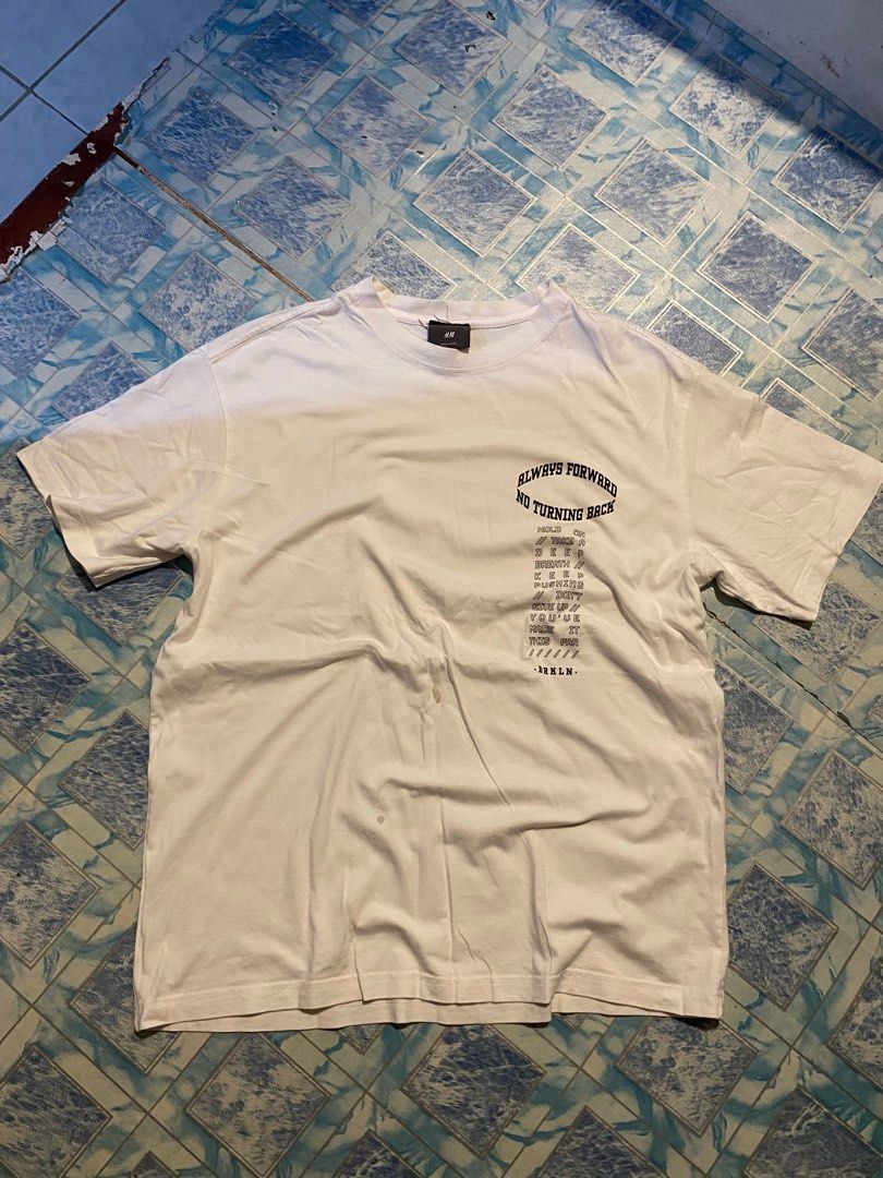 H&M Graphic Tshirt (Category: Tshirts & Polo Shirts ) located in Navotas City. Submitted by patrickvarg (Listing ID 1406341099, Image 1). Description: M on tag (Regular Fit) 22x28 Issue as shown in the picture.