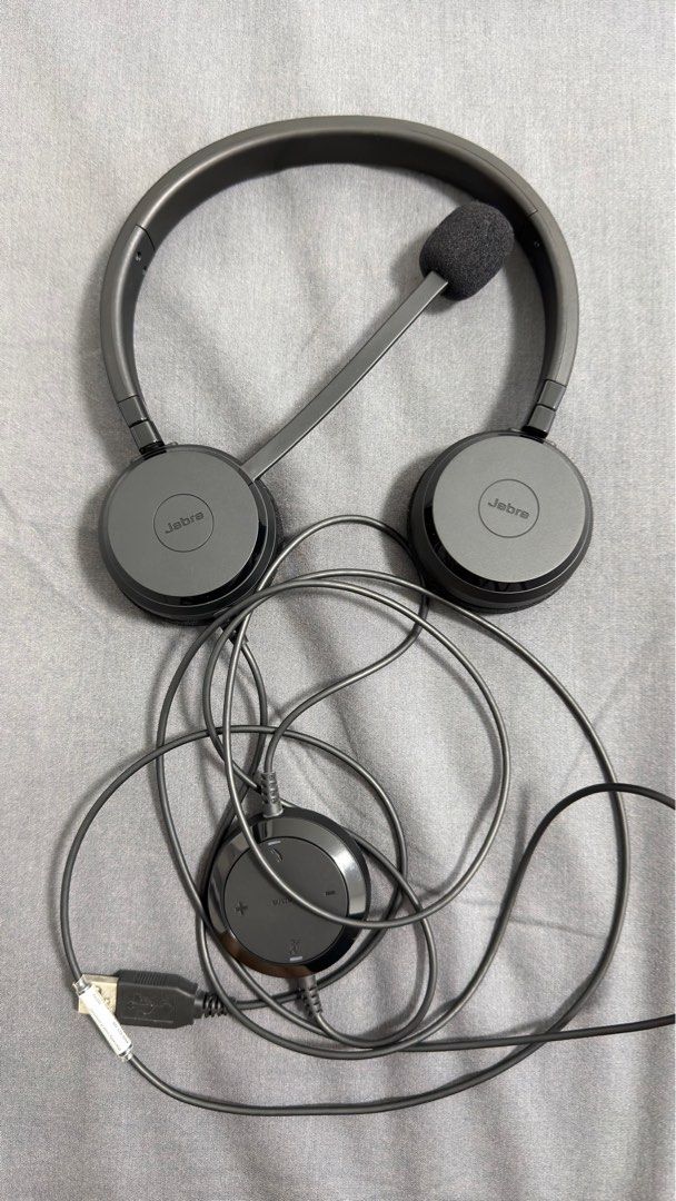 Jabra Evolve 20 MS Stereo USB-A Headset (Category: Headphones & Headsets) located in Antipolo. Submitted by themrdeclutter (Listing ID 1406400841, Image 3). Description: - Jabra Evolve 20 MS Stereo USB-A Headset - USB connection - Integrated call control unit - Includes carrying case and pouch - Black earcups - Built-in microphone.