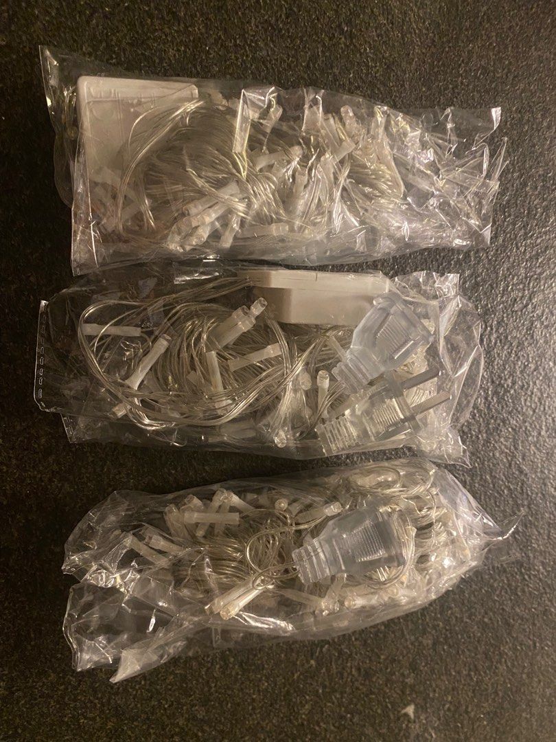 LED String Lights （分類：燈飾）位於 Hong Kong。 由 Pawject 提交（商品編號 1406410048，圖片 3）。簡介： 1.8m long，$25 for 1，$70 for 3 1.8米長，1條$25，3條$70 These LED string lights are perfect for adding a touch of sparkle to any space. They come in a clear plastic bag, and appear to be new. The lights are on a thin, flexible wire and include a power adapter. There are three sets of lights available. 。