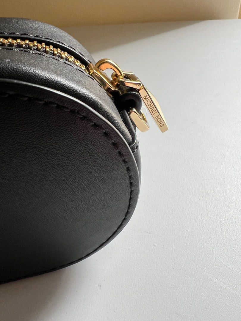 Michael Kors MK Oval Crossbody Bag (Category: Cross-body Bags) located in Cavite. Submitted by rov26 (Listing ID 1406303656, Image 3). Description: Michael Kors MK Oval Crossbody Bag — Brand New Features: • Black oval crossbody bag • Gold zipper • Detachable strap • MK logo on front • Includes dust bag, care card, and original price tag (£221.00) Condition: Brand new, never used. Reason for selling: Too small to fit an iPhone Pro Max. Negotiable.