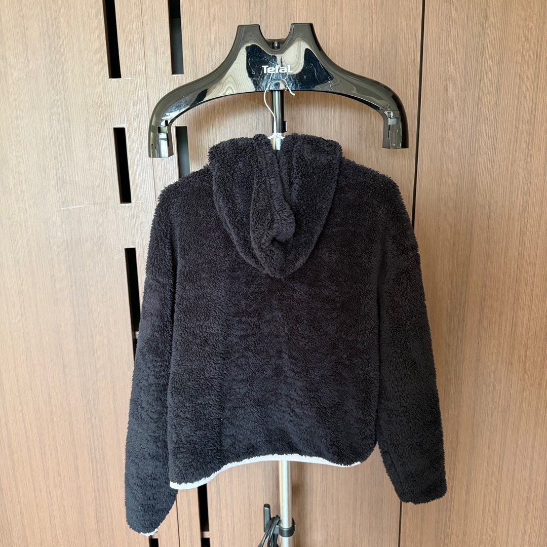 Nike Sherpa Hoodie (Category: Coats, Jackets and Outerwear) located in Quezon City. Submitted by overrunnin.ph (Listing ID 1406346783, Image 3). Description: Authentic .