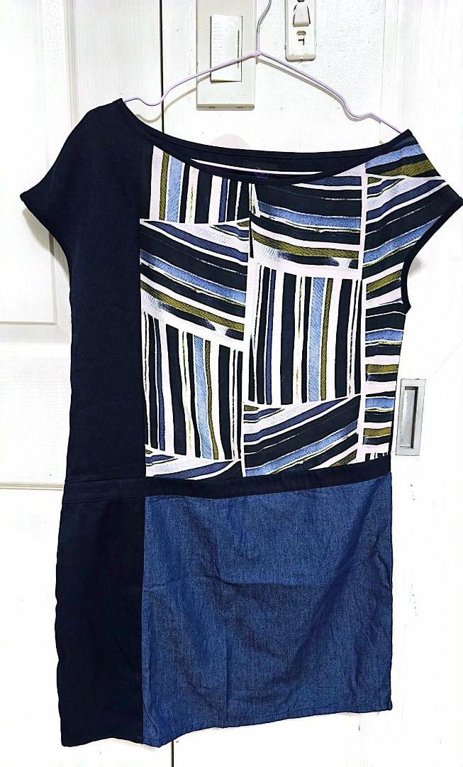 Preloved Plains & Prints One-side drop shoulder dress (Category: Blouses) located in Marikina City. Submitted by closetbuffet (Listing ID 1406447861, Image 2). Description: Plains & Prints Printed Dress – Size XS ✨ Unique and stylish design with asymmetry for added flair ✔ One-side drop shoulder for a modern, chic look ✔ Features abstract stripe print on the front and color-block denim-like panel ✔ Comfortable and lightweight – perfect for casual