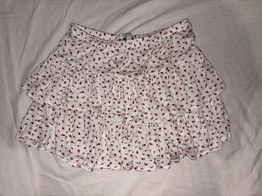 Pull & Bear Floral Mini Skirt (Category: Skirts) located in Paranaque City. Submitted by izzysus (Listing ID 1406385470, Image 1). Description: Brand new with tags!!! - white mini skirt with red floral print - super cute irl!! - 10/10 condi - bought it for ₱895 selling it for less!! rfs: decluttering mop: gcash/payment.