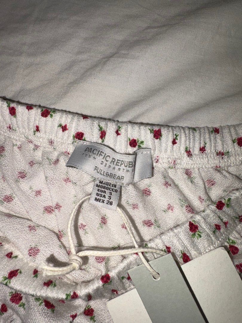 Pull & Bear Floral Mini Skirt (Category: Skirts) located in Paranaque City. Submitted by izzysus (Listing ID 1406385470, Image 3). Description: Brand new with tags!!! - white mini skirt with red floral print - super cute irl!! - 10/10 condi - bought it for ₱895 selling it for less!! rfs: decluttering mop: gcash/payment.
