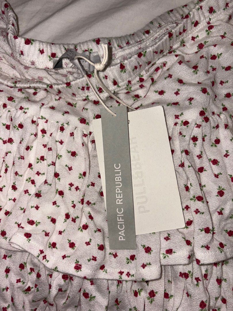 Pull & Bear Floral Mini Skirt (Category: Skirts) located in Paranaque City. Submitted by izzysus (Listing ID 1406385470, Image 2). Description: Brand new with tags!!! - white mini skirt with red floral print - super cute irl!! - 10/10 condi - bought it for ₱895 selling it for less!! rfs: decluttering mop: gcash/payment.