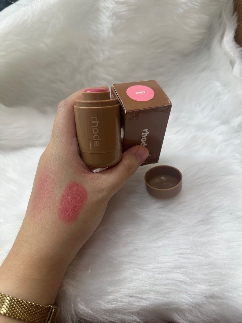 Rhode skin pocket blush in piggy (Category: Makeup) located in Roxas City. Submitted by authenthick.rxs (Listing ID 1406299557, Image 2). Description: Swatched only as per pic. Not my color :( Given to me as a gift. Not 100% sure sa authenthicity Someone said it might be fake.