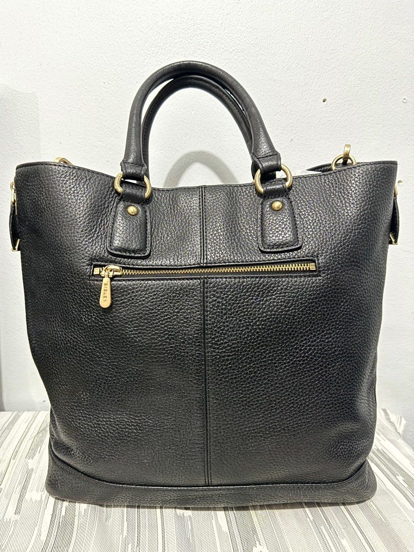 Sisley Black Leather 2-way Tote Bag: expandable (Category: Tote Bags) located in Davao. Submitted by rebaggedph (Listing ID 1406320190, Image 3). Description: SISLEY 2-Way Expandable Leather Tote Bag (Black) Elegant and versatile genuine Sisley bag perfect for work, travel, or everyday use. Can be carried by hand or worn crossbody with the adjustable strap. Details: • Authentic Sisley • 2-way carry: top handle + detachable long strap • Expandable
