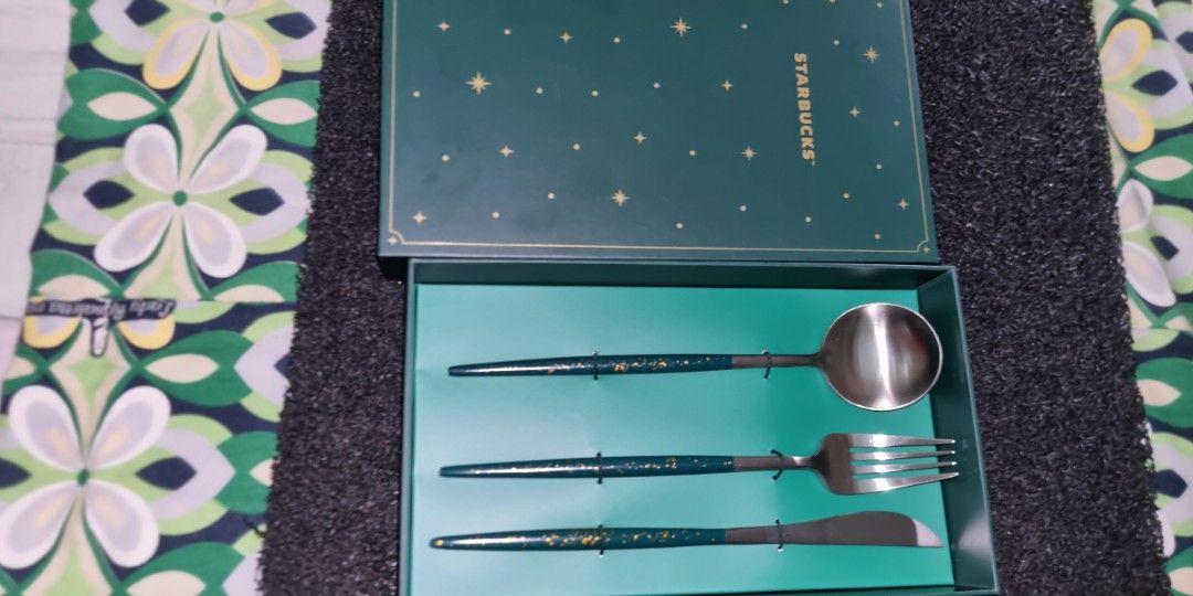 Starbucks Cutlery Set Forest Green (Category: Water Bottles & Tumblers) located in Cebu City. Submitted by McCroix (Listing ID 1406318781, Image 3). Description: Starbucks Cutlery Set Forest Green A rare find to add to your collection or a unique gift for the person you love 😊😊 Features 3-Piece Utensil Set 1 Stainless Steel Spoon 1 Stainless Steel Fork 1 Stainless Steel Knife Premium Material High-quality stainless steel for durability and corr