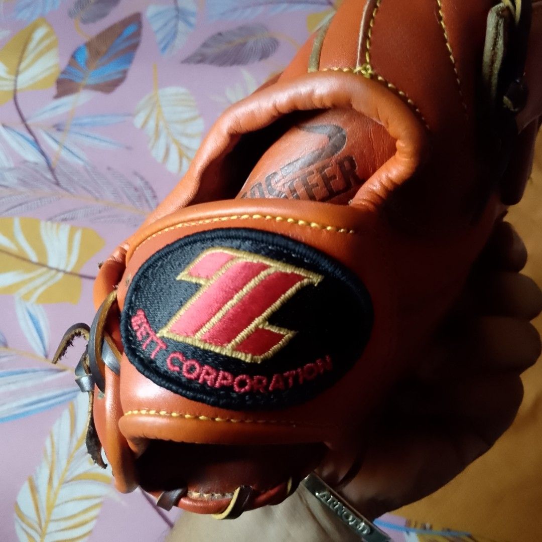 ZETT Baseball Glove BRG-3260 (Category: Other Sports Equipment and Supplies) located in Manila. Submitted by arn_thrifts (Listing ID 1406380567, Image 2). Description: - ZETT Professional Model baseball glove - Model: BRG-3260 - Features Dyna ZETT logo - Brown leather exterior - Includes ZETT baseball equipment bag - ZETT Corporation logo.