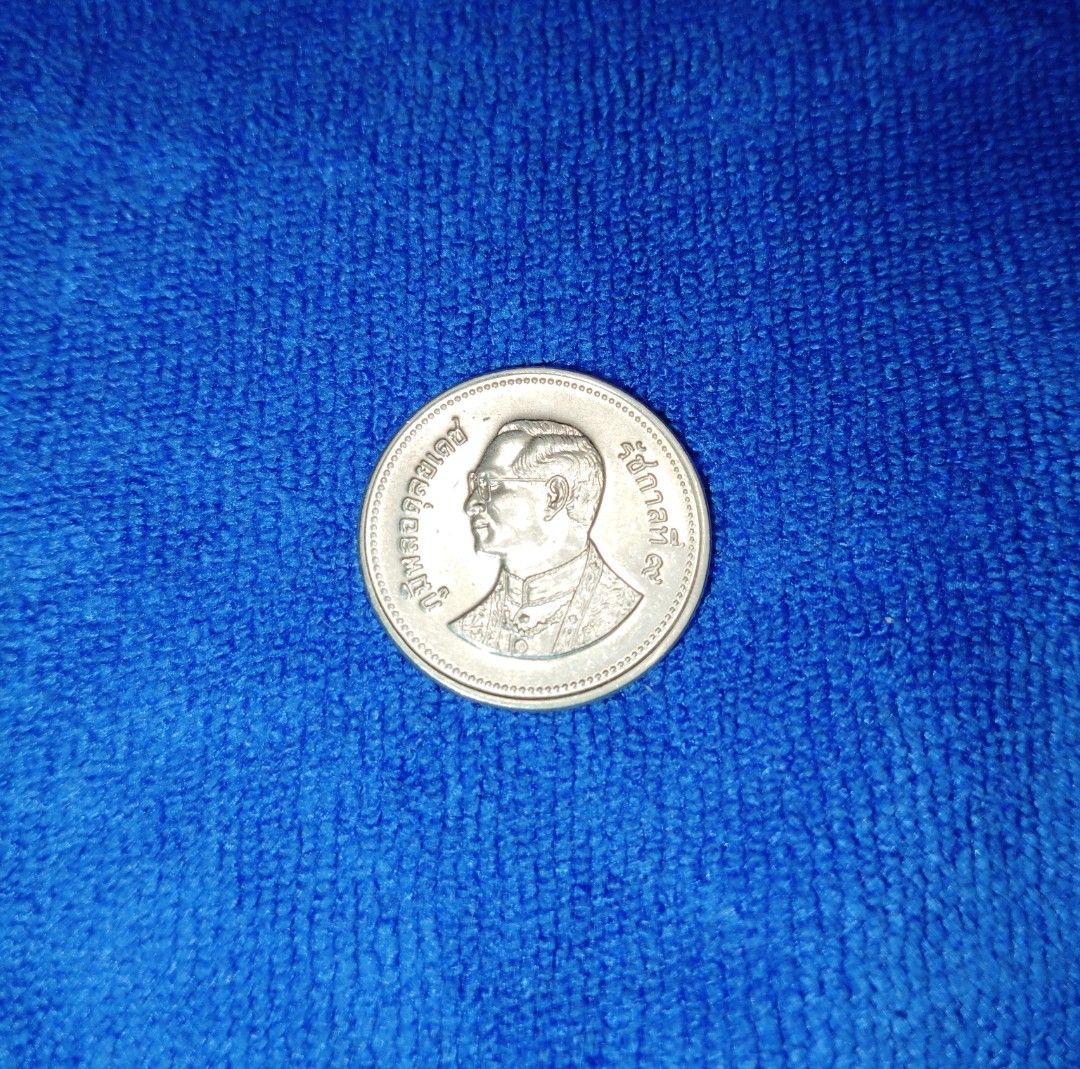 免運銀色二泰銖2006 (2549) 泰國THAILAND Rama IX Thai Coin 2 Baht Silver 泰皇拉瑪九世銀色泰銖硬幣,  書籍、休閒與玩具, 收藏、紀念品, 錢幣、紙鈔在旋轉拍賣