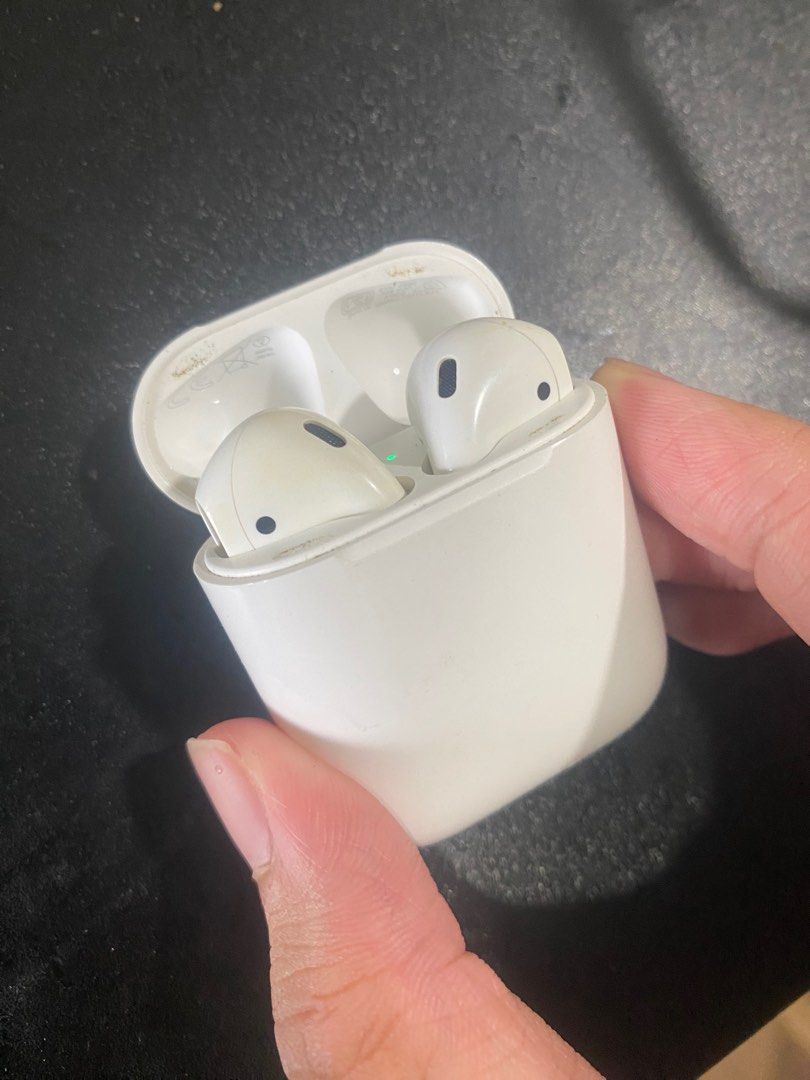 Apple AirPods (2nd Generation) RUSH PRICE (Category: Earphones) located in Santa Rosa. Submitted by maranangiancarlo (Listing ID 1406550941, Image 1). Description: - Apple AirPods (2nd Generation) with charging case - Color: White - Condition: left airpod mabilis na malowbat, mga 40 minutes of use. - Model number: A2031.