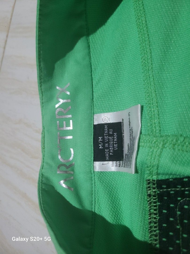 Arc'teryx Green Pants M/M (Category: Jeans) located in Zamboanga. Submitted by lakooti2934112 (Listing ID 1406542569, Image 3). Description: - Arc'teryx green pants - Size: M/M - Made in Vietnam - Features: - Side zippered pocket - Arc'teryx logo - Button and zipper closure - Material: Lightweight, breathable fabric.